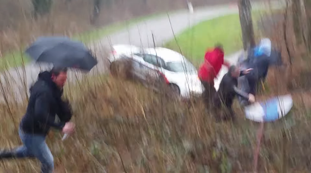 Un auto en un rally se despista y casi aplasta a los espectadores