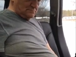 Quedó atrapado en el cinturón de seguridad