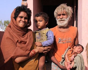 Ramjit Raghav, su mujer y sus dos hijos