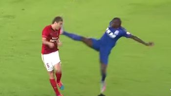 ¿donde esta la pelota? mira esta brutal patada que solo fue amarilla ¿donde esta la pelota? mira esta brutal patada que solo fue amarilla