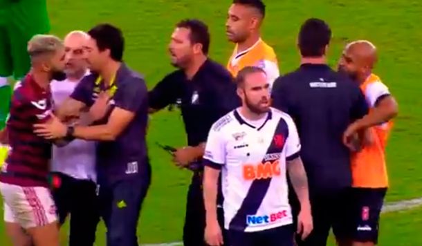VIDEO: Un dirigente del Vasco da Gama golpeó a Gabigol antes de la final con River