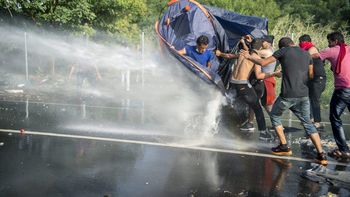 la policia de hungria tiro chorros de agua y gas lacrimogeno a los refugiados la policia de hungria tiro chorros de agua y gas lacrimogeno a los refugiados