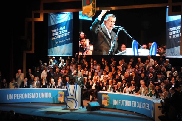 Gioja asumió al frente del PJ y cargó duro contra Macri