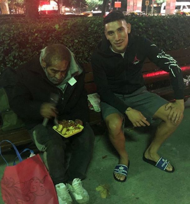 El gran gesto de Ricardo Centurión con un hombre en situación de calle