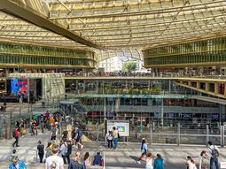 Horror en París: cuatro hombres violaron a una nena de 13 años en el baño de un reconocido restaurante Horror en París: cuatro hombres violaron a una nena de 13 años en el baño de un reconocido restaurante