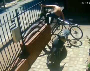 Robo en Córdoba: trepó una reja y se llevó una bicicleta en pocos segundos