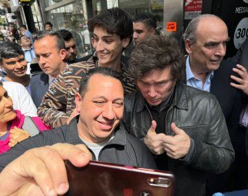 Milei fue al local en el que se refugió Fran Fijap: lo insultaron