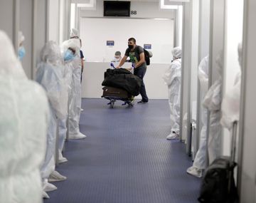 Máxima seguridad para evitar las nuevas cepas: así reciben a los viajeros en Ezeiza