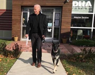 Joe Biden sufrió fracturas mínimas tras caer cuando jugaba con uno de sus perros