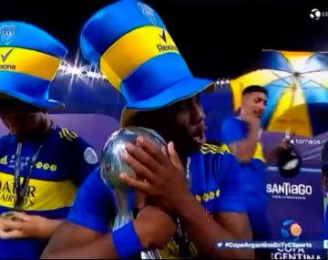 La extraña frase de un jugador de Boca al besar la Copa Argentina