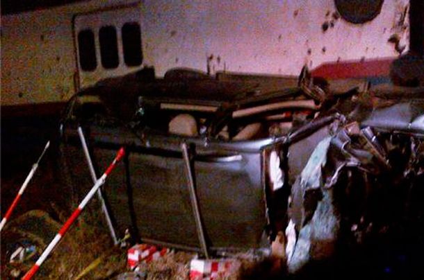El tren destruyó el vehículo