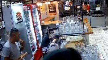 insolito robo en loma hermosa: asaltaron una pizzeria y se fueron comiendo porciones insolito robo en loma hermosa: asaltaron una pizzeria y se fueron comiendo porciones