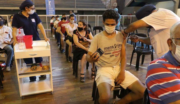 Por el pase sanitario, aumentó notablemente la cantidad de vacunados en Tucumán