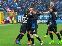 Todos quieren saludar al argentino, de gran actualidad en su club Todos quieren saludar al argentino, de gran actualidad en su club