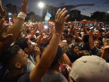 Momento de la votación en la asamblea de los manteros
