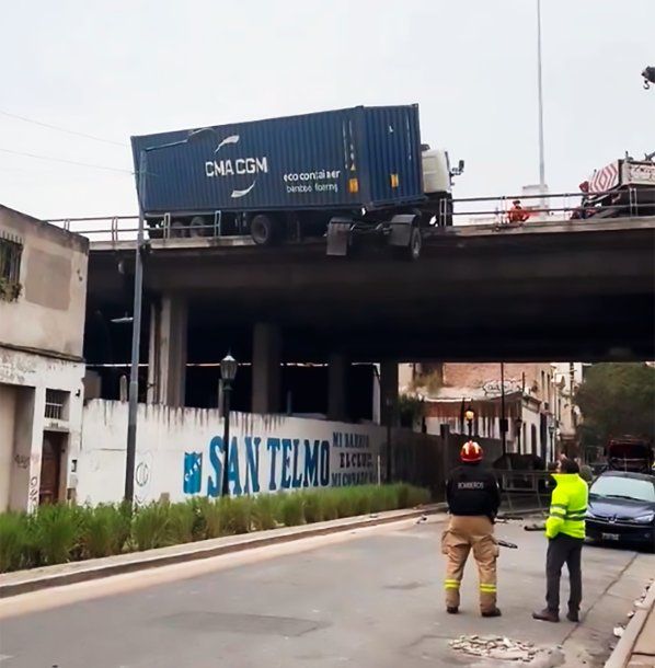 Un camión con acoplado chocó y quedó colgado de la Autopista 25 de mayo