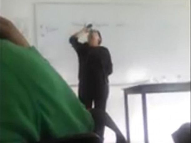 Una profesora fue sancionada por enseñar a sus alumnos a tomar tequila