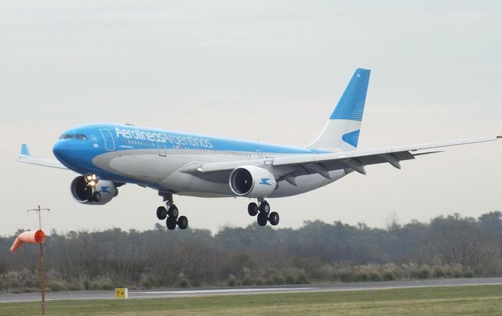 Un piloto de Aerolíneas aterrizó de urgencias para salvar la vida de un niño