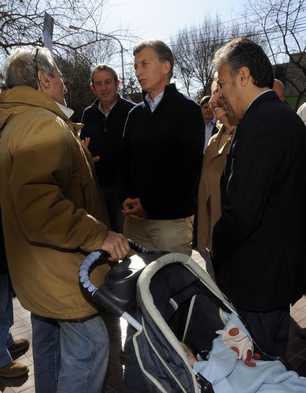 Macri se mostró con Cobos, dio un guiño de unidad con la UCR y dijo terminará con la inflación