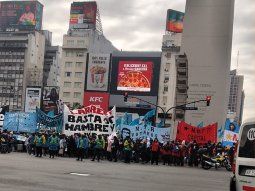 Caos en el Obelisco por un ollazo de la izquierda
