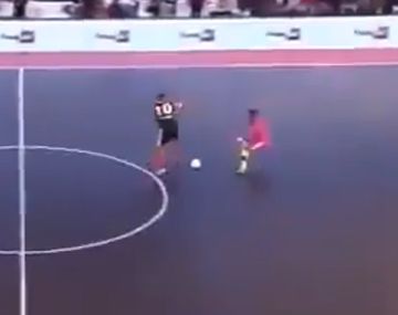 Genialidad de Ronaldinho: caño sin tocar la pelota y golazo