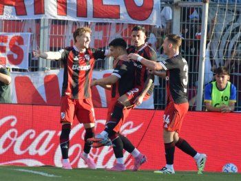 Con gol de Maxi Salas, River eliminó a Racing en un partido picante y que tuvo de todo