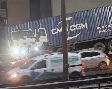 Un camión quedó colgado de la autopista 25 de Mayo tras un choque