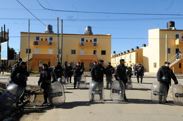 Villa Domínico: desalojo pacífico en un complejo habitacional tomado