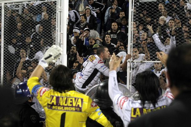 Vélez-All Boys, suspendido por incidentes en la tribuna