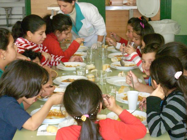 La Provincia pagará y garantizará los alimentos en comedores