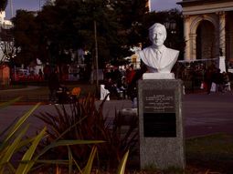 Morón aprobó quitar el busto de Néstor Kirchner de la Plaza San Martín