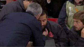 La discusión de Mourinho con sus asistentes La discusión de Mourinho con sus asistentes