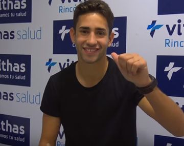 El defensor pasó la revisión médica y fue presentado en el club andaluz