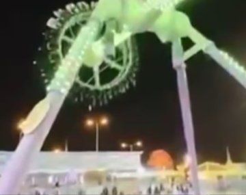 Impresionante video: así se partió un juego mecánico en un parque de diversiones de Arabia Saudita