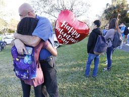 al menos 17 muertos en un tiroteo en una escuela de florida: el atacante fue detenido al menos 17 muertos en un tiroteo en una escuela de florida: el atacante fue detenido