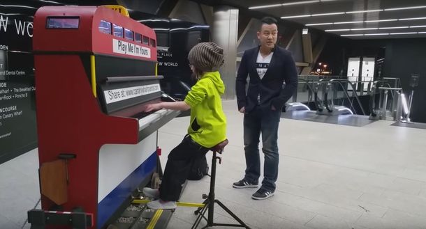 VIDEO: Una nena de 9 años la rompe tocando el piano