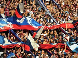 accidente en la tribuna del ciclon: tres hinchas cayeron al vacio accidente en la tribuna del ciclon: tres hinchas cayeron al vacio