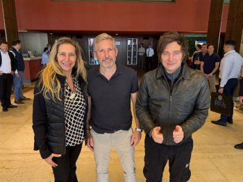 Javier Milei adelantó su llegada a Paraná y se sacó una foto con Rogelio Frigerio