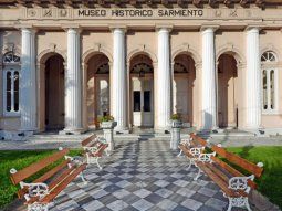 Descubren que las baldosas que rodean al Museo Histórico Sarmiento son lápidas