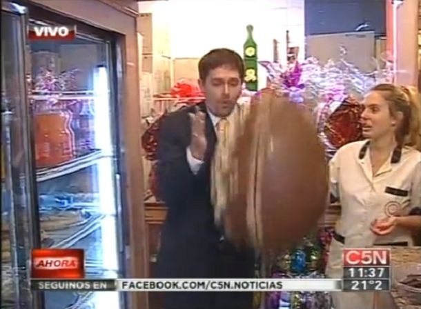 ¿Lo tiró o se le cayó? El blooper del huevo de pascua divide las opiniones