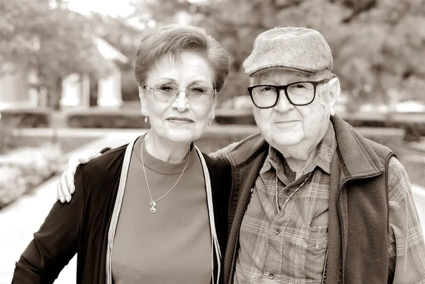 Magda Cristina Barragán Garza de Viejo junto a su esposo