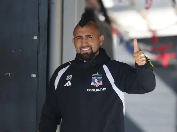 Arturo Vidal posó con la camiseta de Boca antes de jugar con River por la Copa Libertadores