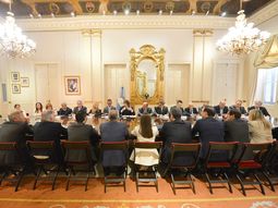 tras excluir a kicillof, milei se reunio con los gobernadores en busca de apoyo legislativo tras excluir a kicillof, milei se reunio con los gobernadores en busca de apoyo legislativo