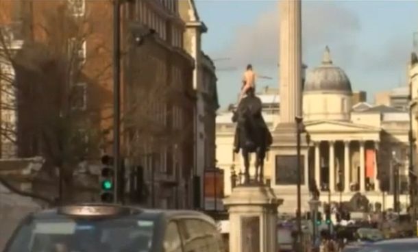 Un hombre desnudo sobre la estatua del duque de Cambridge