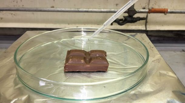 Bañaron una barra de chocolate con superácido y esto fue lo que pasó