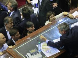 Emilio Monzó con diputados en la fallida sesión