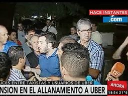 tension en el allanamiento a uber: cruces entre taxistas y usuarios tension en el allanamiento a uber: cruces entre taxistas y usuarios