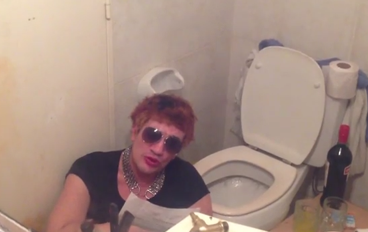 Pity Álvarez y su peculiar trago hecho con agua del inodoro