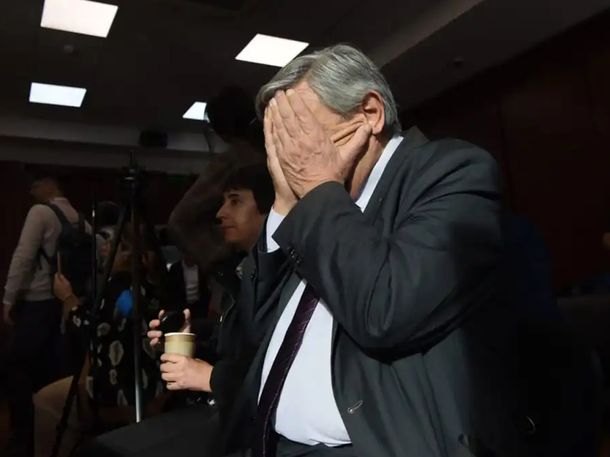 Alberto Lebbos se llevó las manos a la cara después de escuchar el veredicto del tribunal. Foto: La Gaceta de Tucumán. Alberto Lebbos se llevó las manos a la cara después de escuchar el veredicto del tribunal. Foto: La Gaceta de Tucumán.