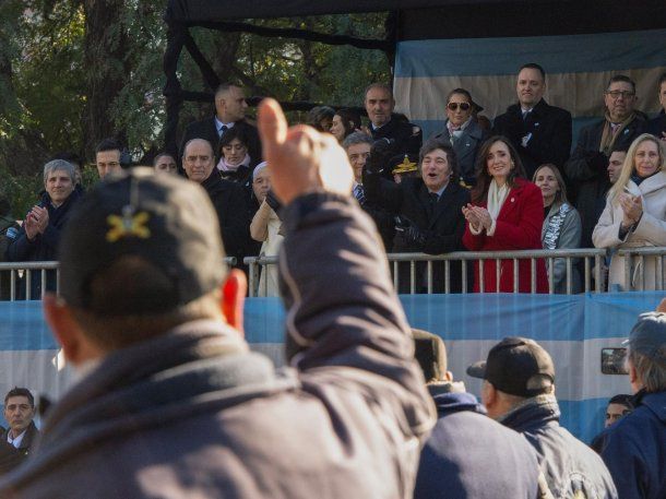 Veteranos de Malvinas encabezaron el desfile militar por el 9 de Julio